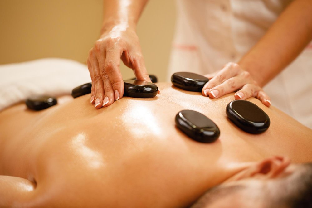 massage hot stones on man Masaje Stone Therapy Piedras calientes